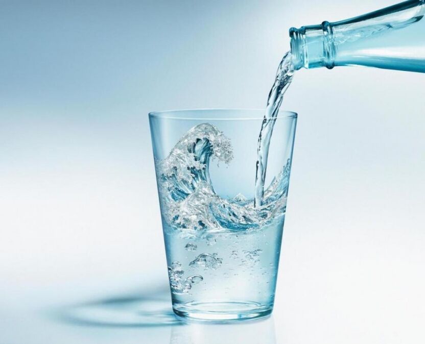 За време на диетата за пиење треба да пиете многу чиста вода