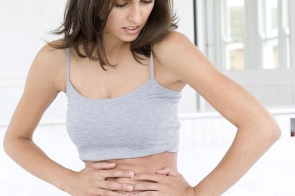 Болката во пределот на стомакот е еден од првите можни знаци на панкреатитис. 