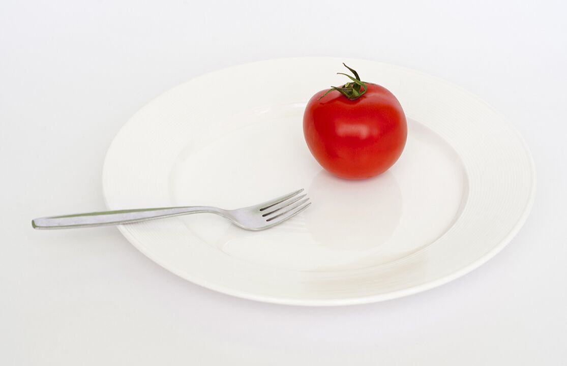 домат со вилушка на чинија